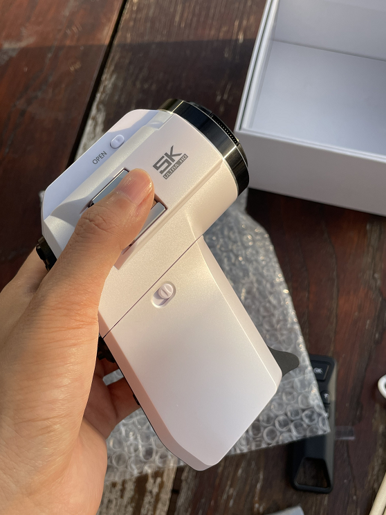 Small camcorder that gives high quality pics/videos