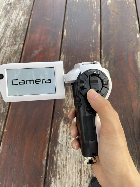 Small camcorder that gives high quality pics/videos